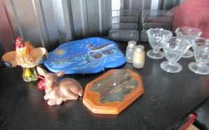 lot 52 image: 4 clear glass sherbert cups, 2 black metal mail organizers, rooster saltpepper shakers, wiseman plaque