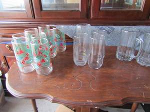 lot 66 image: 2 handled glass beer mugs, 8 miseltoe drinking glasses, 4 clear glass cups