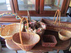 lot 72 image: lot of wicker baskets different sizes and shapes