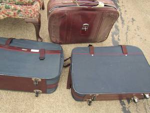 lot 82 image: Set of 2 leather maroon suitcases, set of 2 blue red line samsonite suitcases,