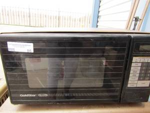 lot 86 image: Gold star turntable microwave, brown in color unknown working condition