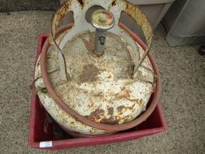 lot 89 image: Milton propane tank empty, seems to be in good condition