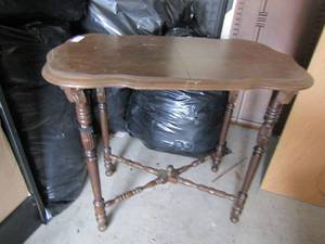 lot 23 image: 282118 Wooden side table, vintage with 4 feet crossed at bottom, very nice