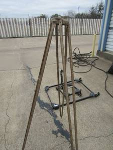 lot 24 image: Surveyer tripod approx. 5 12 ft
