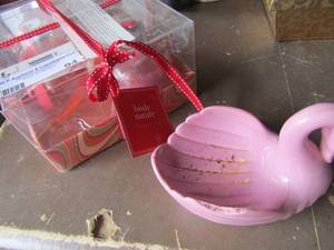 lot 94 image: 3 new scented shower gel soap, pink swan soap bar dish