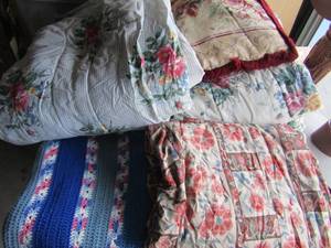 lot 129 image: queen floral bed spread, hand knitted afghan throw, king size floral comforter, queen size brown blanket