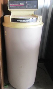 lot 7 image: Kenmore Extra Capacity Water Softener Solid State Automatic