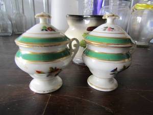 lot 142 image: 2 covered small hgandled dcor dishes,, Dipinto A Mano Handgemalt grape creamer dish