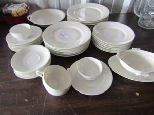lot 157 image: Theodore Haviland limioges made in France dish set 4 coffee cups, 6 dinner plates, 6 cup plates, 6 saucers, 6 salad plates, 6 dessert plates, 1 gravy boat