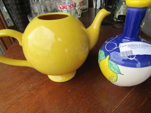 lot 15 image: HUES N BREWS Yellow tea pot,  &  Danny Devitos premium vase with lemon dcor