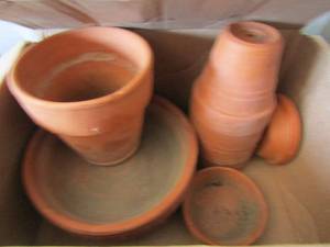 lot 199 image: 4 small ceramic planter pots, 1 medium size planter pot and other planter