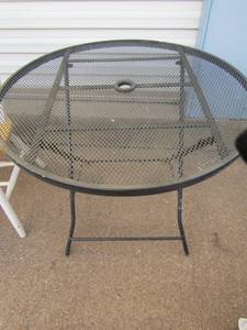 lot 264 image: oval folding metal outdoor patio table, size 2732 diameter