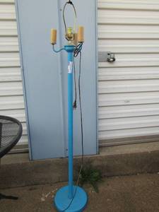 lot 266 image: Blue floor lamp with 3 lights, no shade, unknown working condition