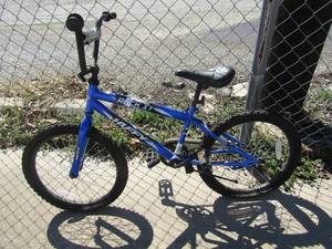 lot 275 image: Huffy rock it childrens blue bike