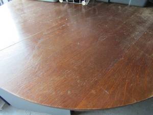 lot 8 image: Vintage oval dining table   Table is 30 X44 diameter, very nice table made out of solid wood