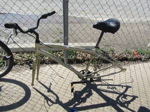 lot 273 image: Huffy Gold bike frame with one tire, need s repairs