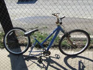 lot 274 image: Huffy blue adult bike needs chain repaired and back tire reattatched