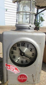 lot 292 image: Montgomery lighted vintage clock, electric plug