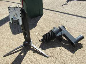 lot 293 image: Wm tv mount for table top use only, out door projector