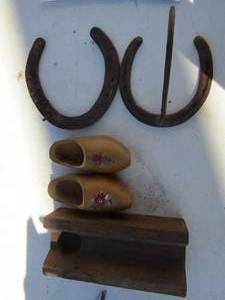 lot 296 image: 2 horse shoe dcor pieces, 2 wooden shoes for dcor