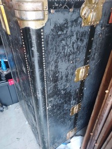 lot 2 image: Vintage STEAMER TRUNK Black, 5 DRAWERS & HANGING ARE W WOOD HANGERS,  MARKED H L R - DENVER, CO. 41 X 22 X 22 in good condition
