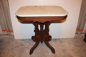 lot 17 image: Antique marble top side table with wheels - 28.5W x 19.5D x 30.5H