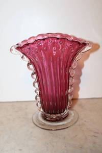 lot 11 image: Lovely Murano cranberry glass fan vase with sticker that reads Genuine Venetian Glass made in Murano Italy