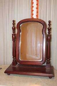 lot 22 image: Vintage Vanity mirror