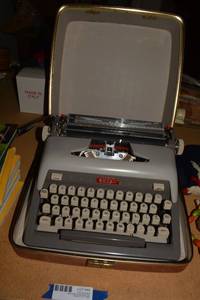 lot 40 image: Vintage ROYAL typewriter with case