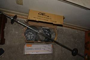 lot 41 image: Exercise weights - weightlifting bar, 100lb weight set (may or may not be complete) and dumbbell handles as shown
