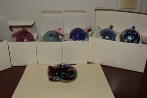 lot 73 image: Hand made glass ornaments (tags say by Loretta Eby) Plus glass cat oil lamp