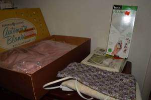 lot 70 image: Vintage Heating Blankets, see pictures