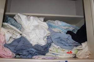 lot 152 image: Bed linens - sheets and blankets