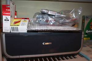 lot 146 image: Canon iP4300 Printer with 3e Ink packages, Photo paper