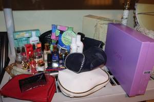 lot 148 image: Womens cosmetics and beauty supplies - used and unused, see pictures