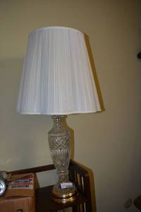 lot 179 image: Cut crystal table lamp with scalloped lamp shade