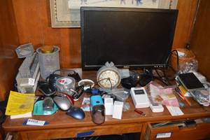 lot 291 image: Desk contents - Dell monitor, mesh organizers, mouses, misc.