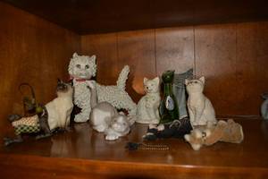 lot 299 image: Cat figurines lot - includes Handblown Pilgrim glass green cat, Royal Doulton Cats, Large cat stamped made in Italy