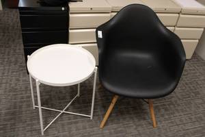 lot 21 image: Black plastic and natural mid-century modern chair and white metal side table, see pictures