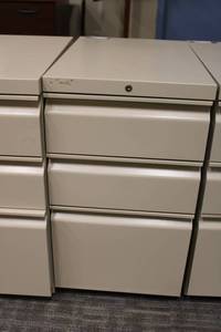 lot 25 image: Allsteel 3-Drawer Rolling file cabinet (cream color)