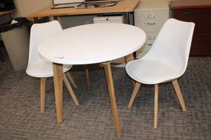 lot 28 image: Amazon 36 round white table with(2) matching white plastic chairs