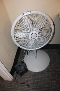lot 41 image: Lasko Floor pedestal fan and small personal heater