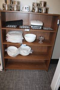 lot 42 image: Pressed board bookcase - 3ft x 1ft x 4ft (Contents sold separately)