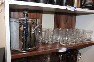 lot 47 image: Whiskey Rocks Tumbler Glasses (approx. 16) with ice bucket
