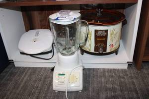 lot 49 image: Blender, 6 Quart Crock pot, George Foreman grill