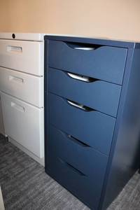 lot 50 image: Blue 5-drawer cabinet and Knoll 3-drawer under desk file cabinet