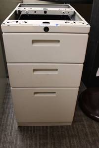 lot 109 image: Knoll 3-drawer file cabinet for under desk