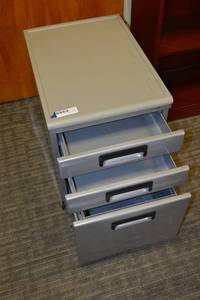 lot 133 image: Gray 3-drawer rolling file cabinet