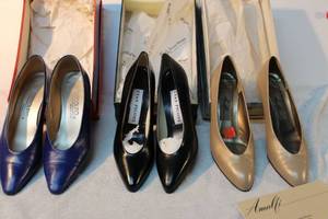 lot 172 image: Womens Shoes Blue Bandolino size 7N, Black Evan-Picone 7N, Taupe colored Amalfi 7AA