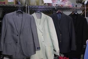 lot 31 image: Mens Clothes Suits size 40R
